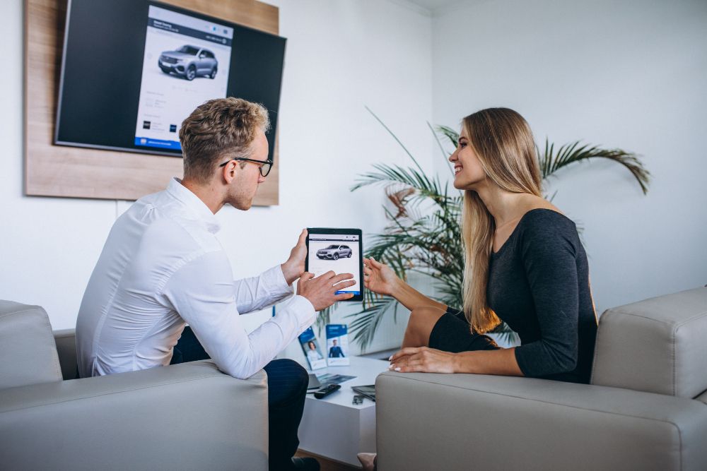 Men and women are discussing through the tablet